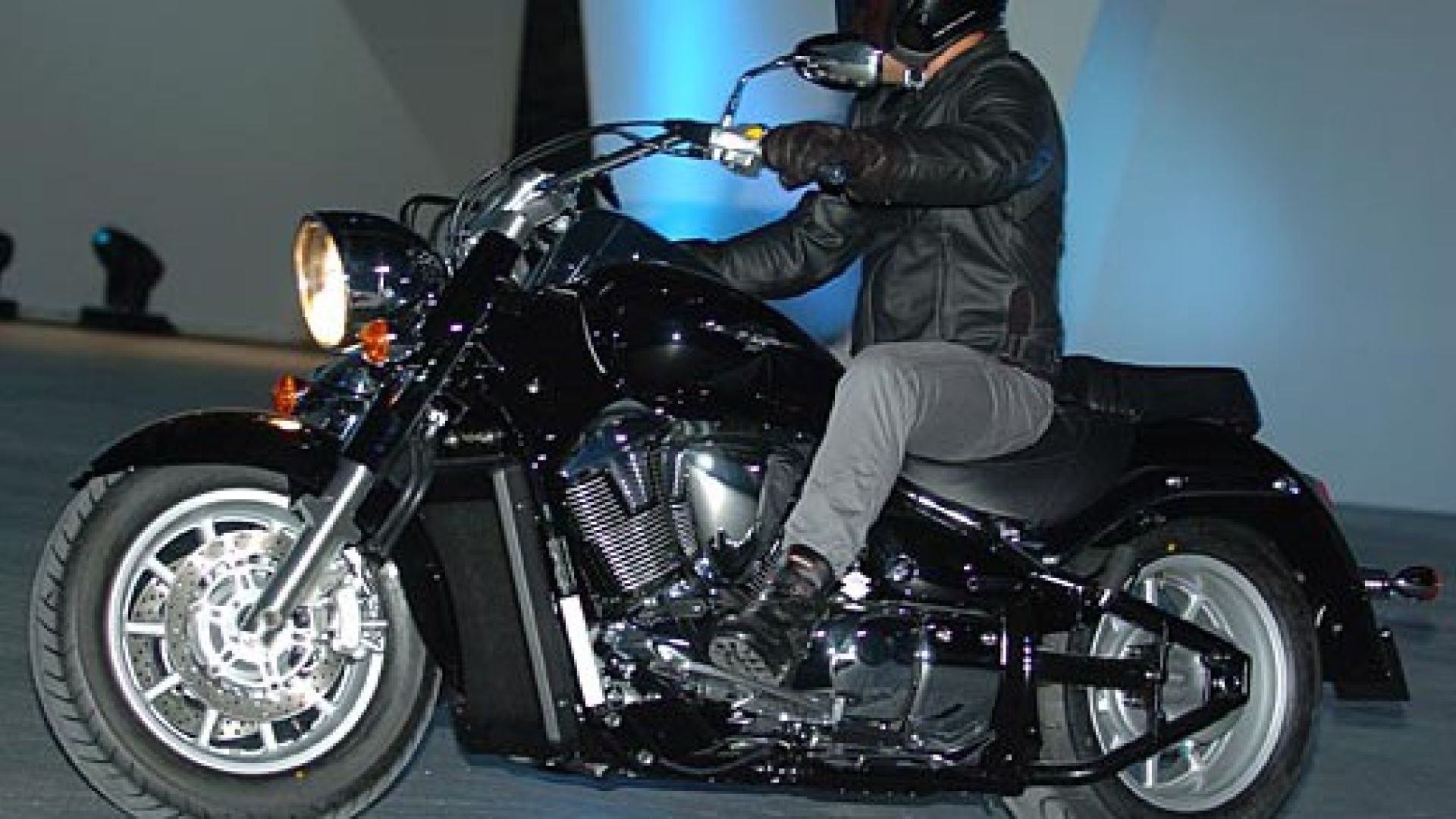 suzuki intruder 1800 r2