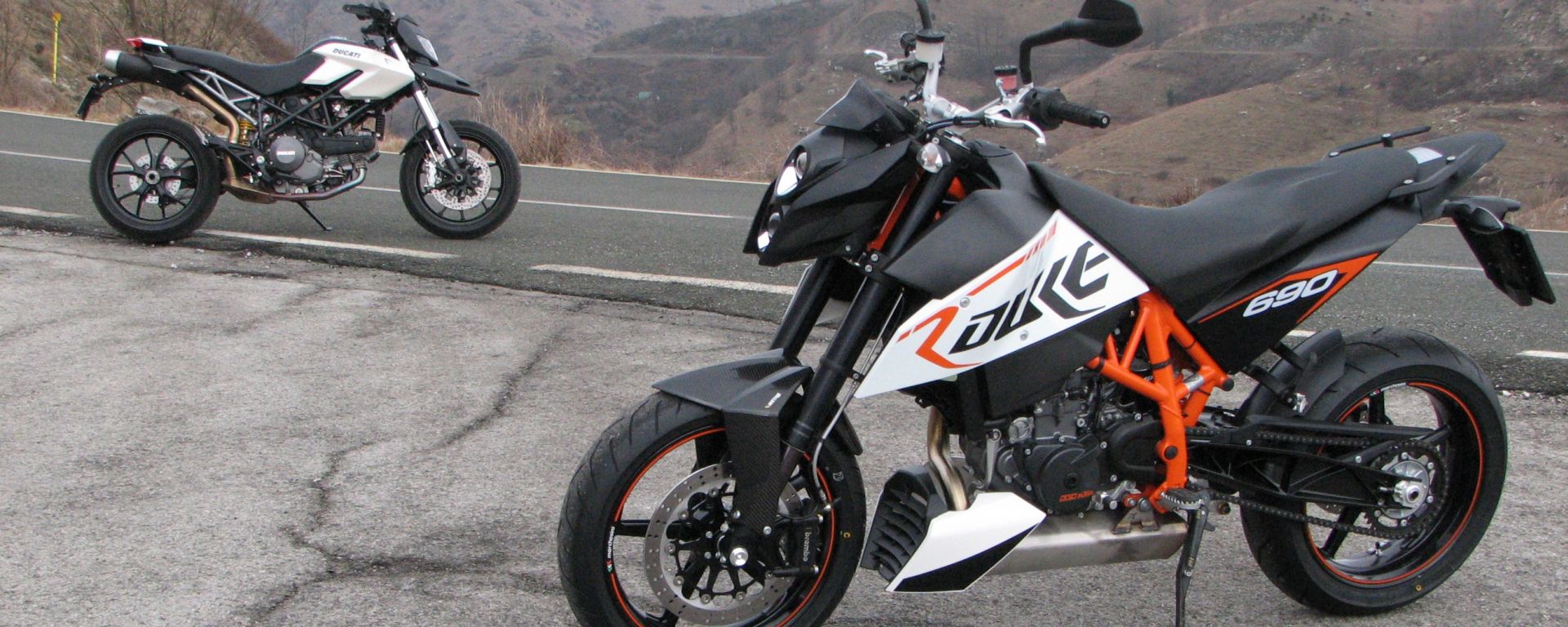 TV KTM Duke 690 R vs Ducati Hypermotard 796 - MotorBox