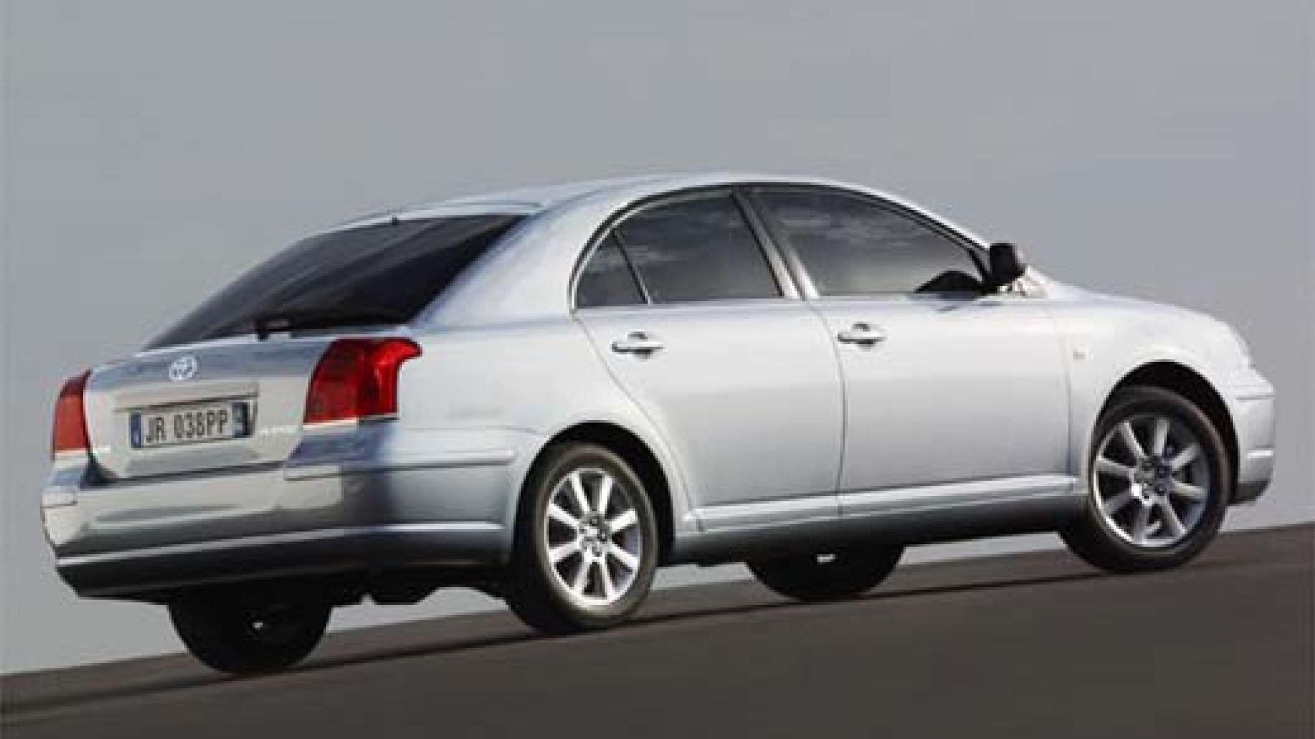 Prova Su Strada | Toyota Avensis 2003