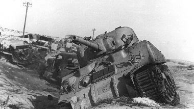 1956, veicoli distrutti nei combattimenti nelle zone del Sinai vicino al canale di Suez (Egitto)