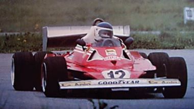 1977, il prototipo Ferrari 312 T6 in pista a Fiorano con Carlos Reutemann