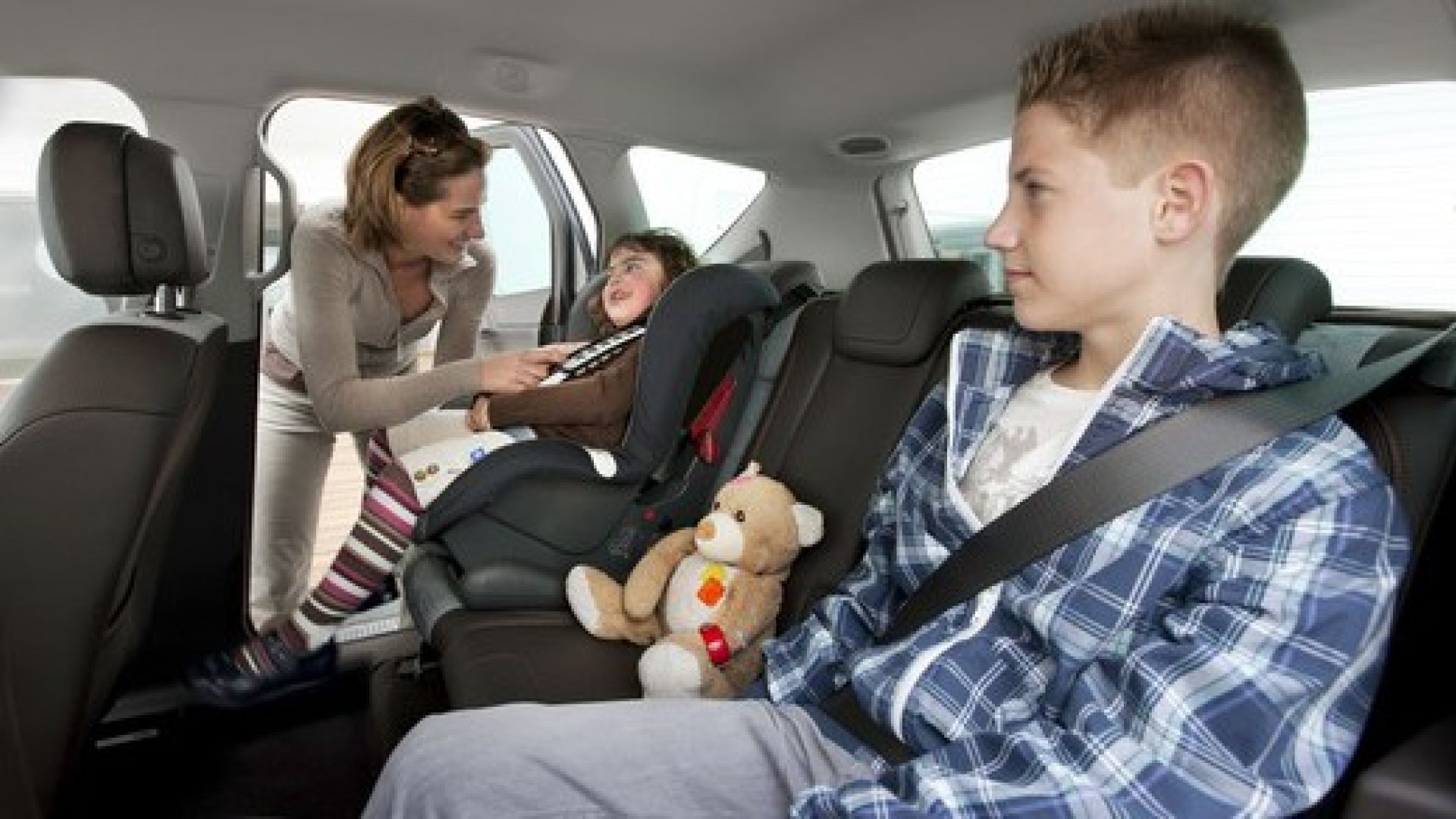 Без пассажирских сидений. Пассажир в машине. Детский ремень безопасности в машину. Ребёнок в автомобиле пристёгнут. Автомобиль для детей.
