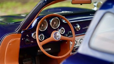 300 SL Signature Autosports: gli interni con il volante ripiegabile e la strumentazione analogica
