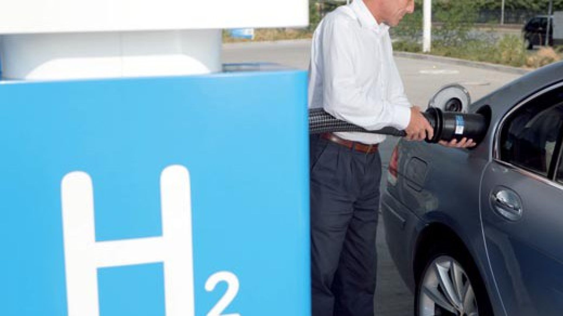 Водород 7 группа. Автомобили на водородном топливе. Водород в качестве топлива. Водородная заправка для автомобилей. Машина на водороде вместо бензина.
