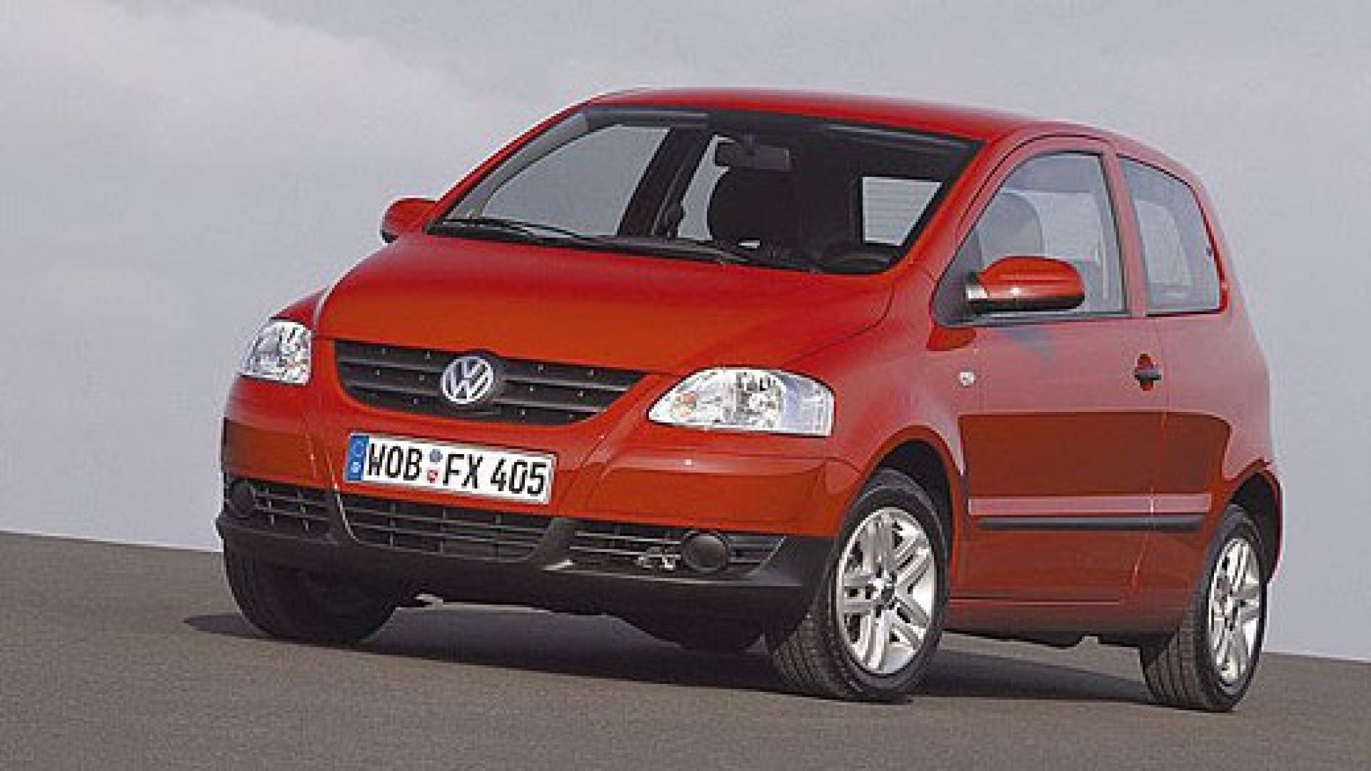 Vw fox. Фольксваген Фокс 2006. Volkswagen Fox 2005 года. Фольксваген Фокс красный. Volkswagen Fox 1.2 аккумулятор.