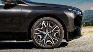 BMW iX 2021, dettaglio del cerchio e del freno anteriore