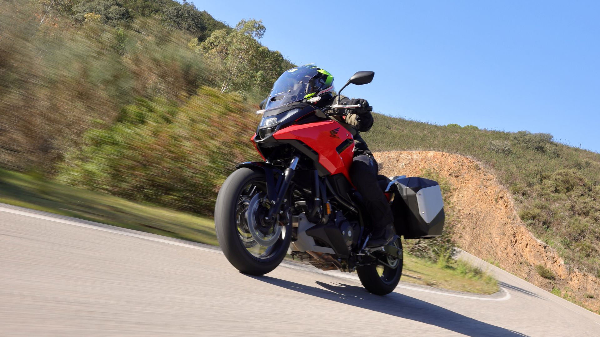 Honda NC750X DCT (e non) 2025, prova video: pregi, difetti, data di arrivo e scheda tecnica