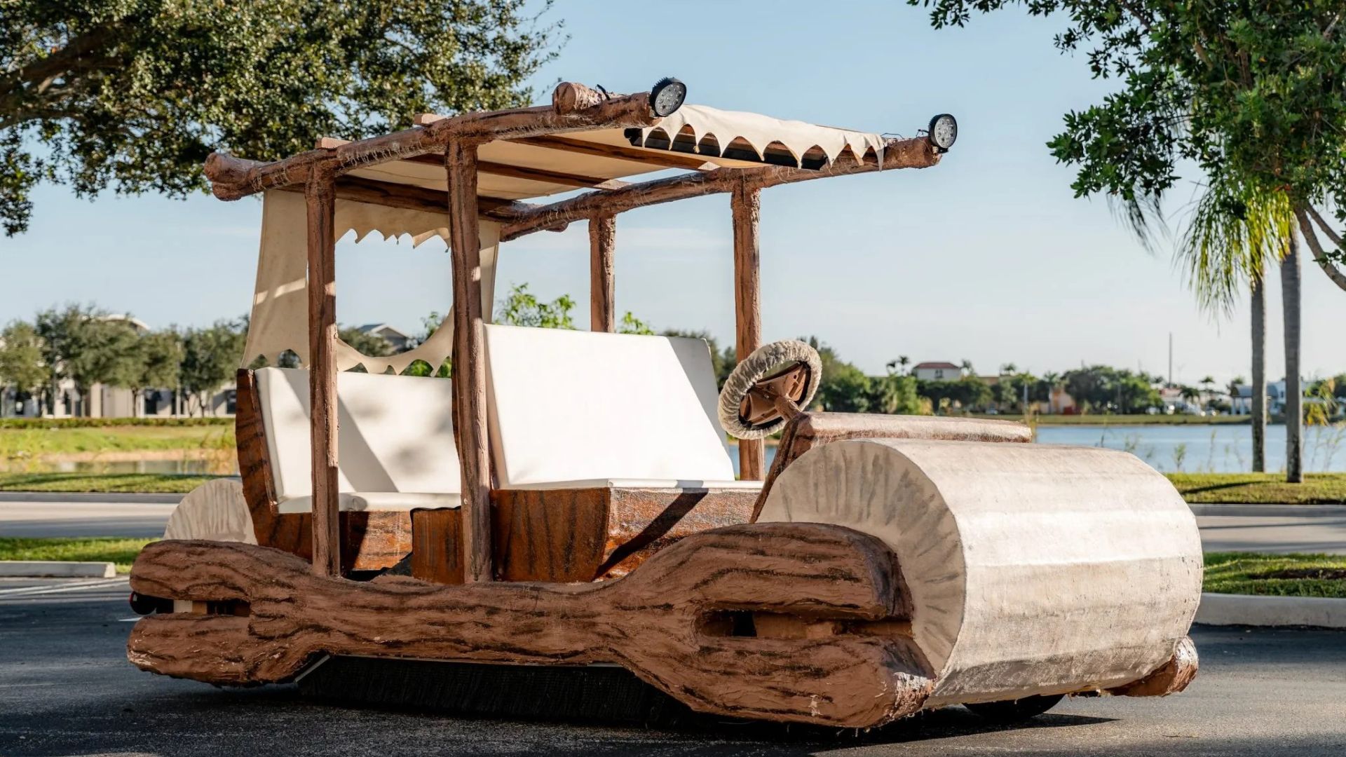 Flintmobile elettrica: in vendita il golf cart ispirato ai Flintstones