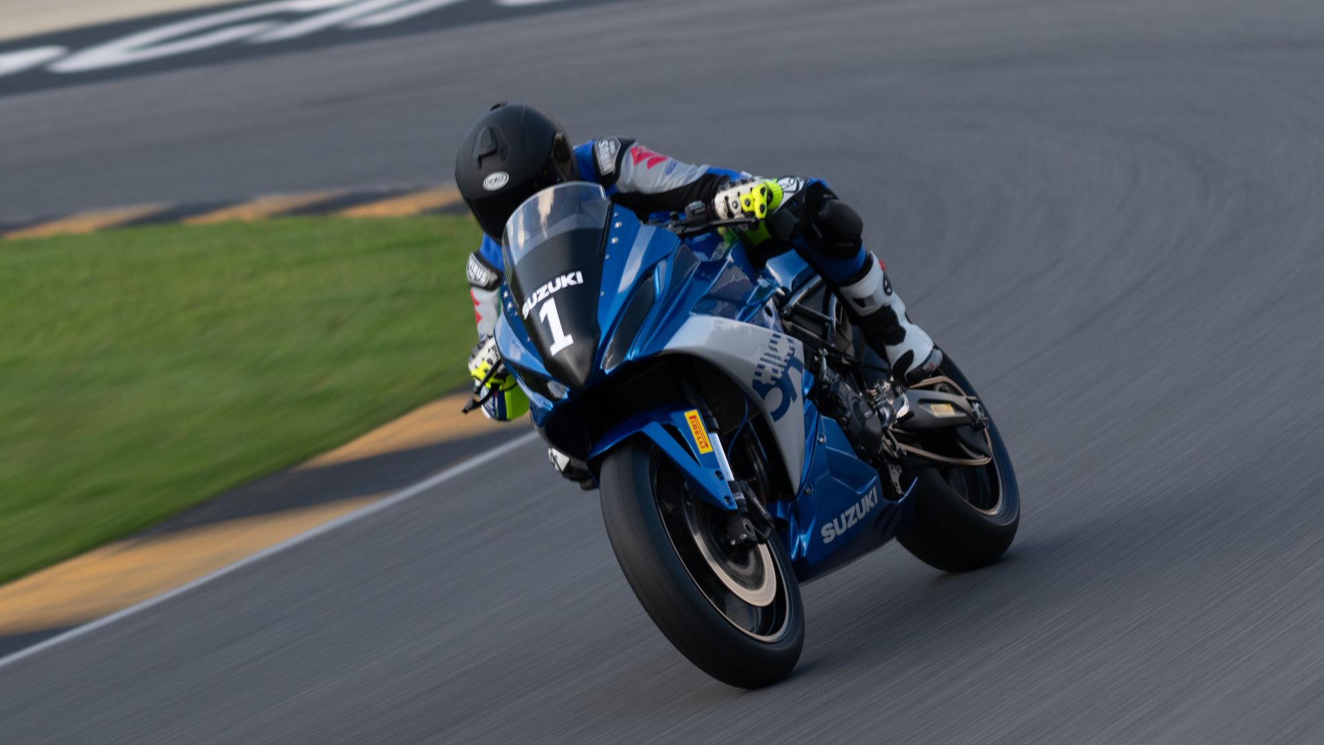 Suzuki GSX-8R CUP 2025: griglia sold out, si parte! Le date e il montepremi