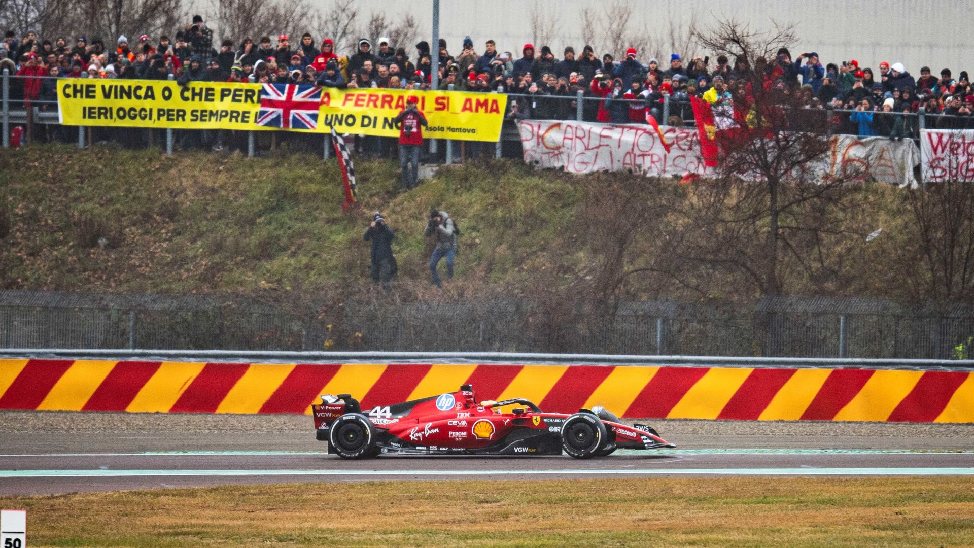 Lewis Hamilton debutta con la Ferrari: inizia a Fiorano un nuovo capitolo nella storia della F1