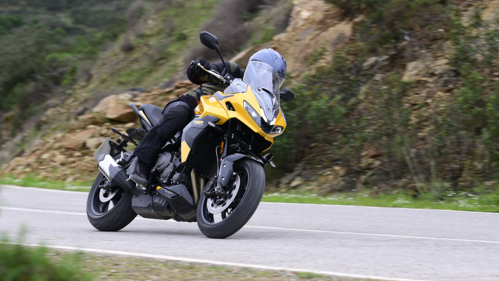 Triumph Tiger Sport 800 2025, la prova in video: data di arrivo, prezzo e scheda tecnica