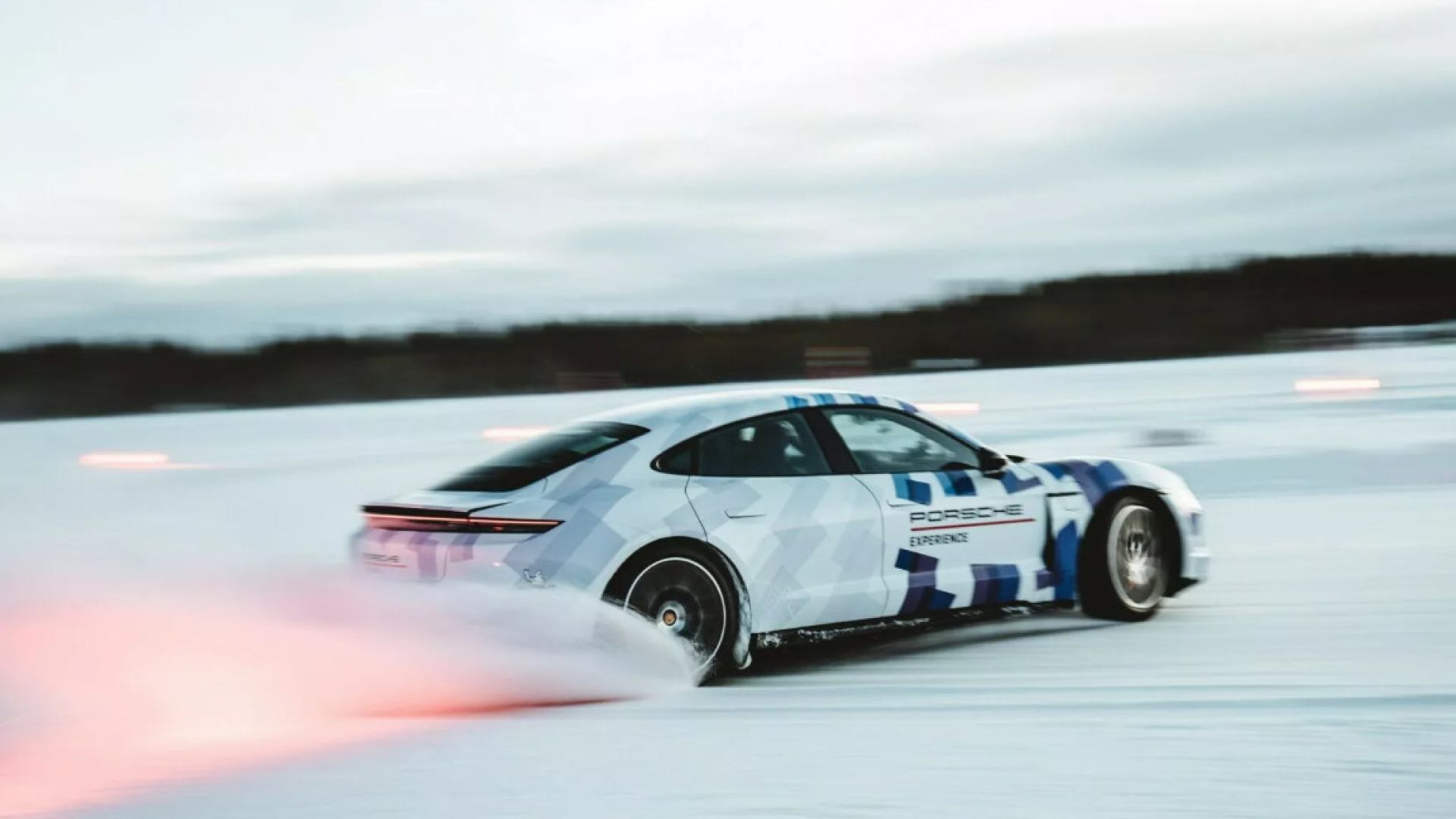 Nuovo Guinness World Record per Porsche Taycan GTS: guarda il video del drift sul ghiaccio