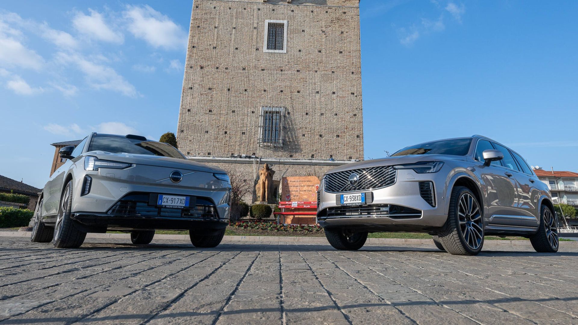 Nuova Volvo XC90 vs Volvo EX90: una prova allo specchio. Video