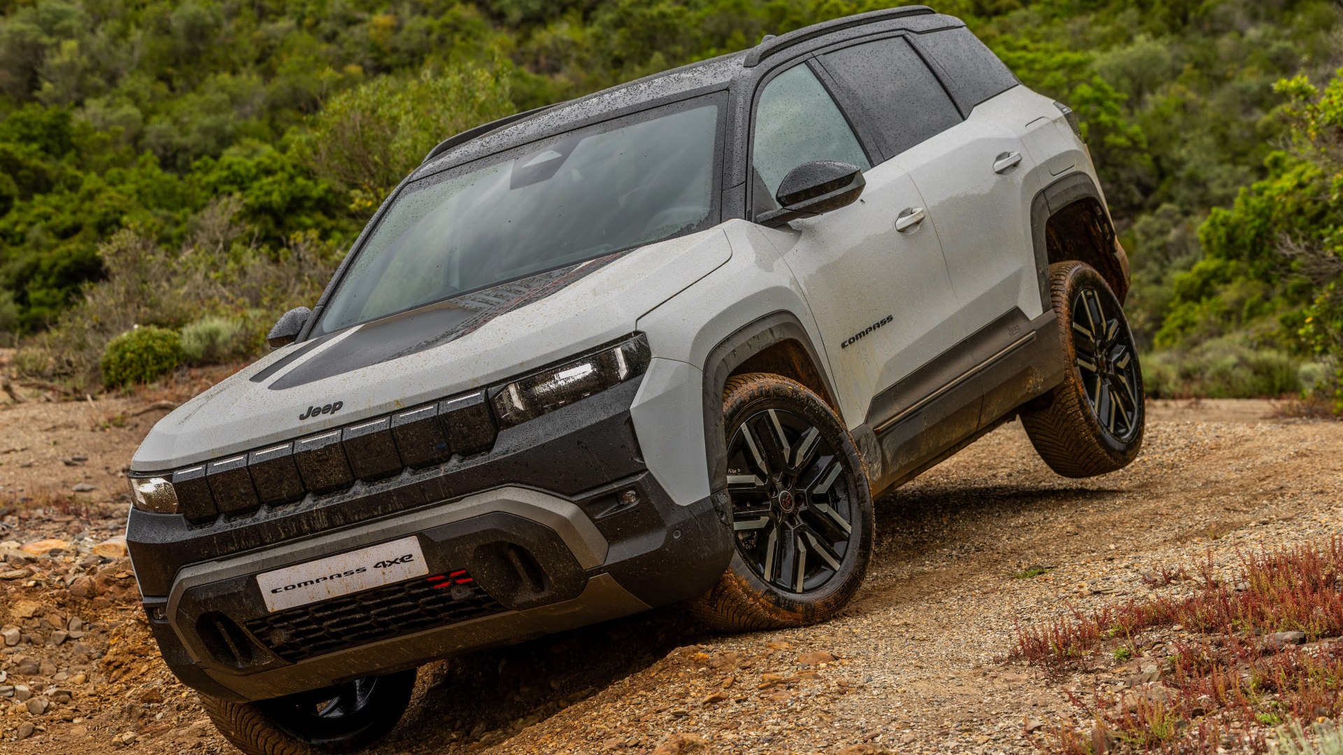Insegne di marchi automobilistici Ram e Jeep su sfondo corporate