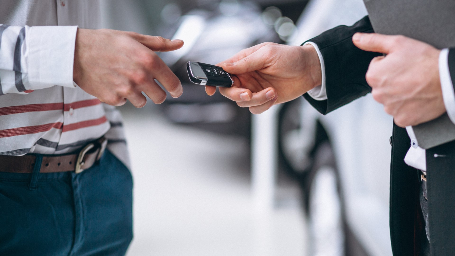 Automobile moderna parcheggiata, con focus su caratteristiche ecologiche e affordability del programma di mobilità