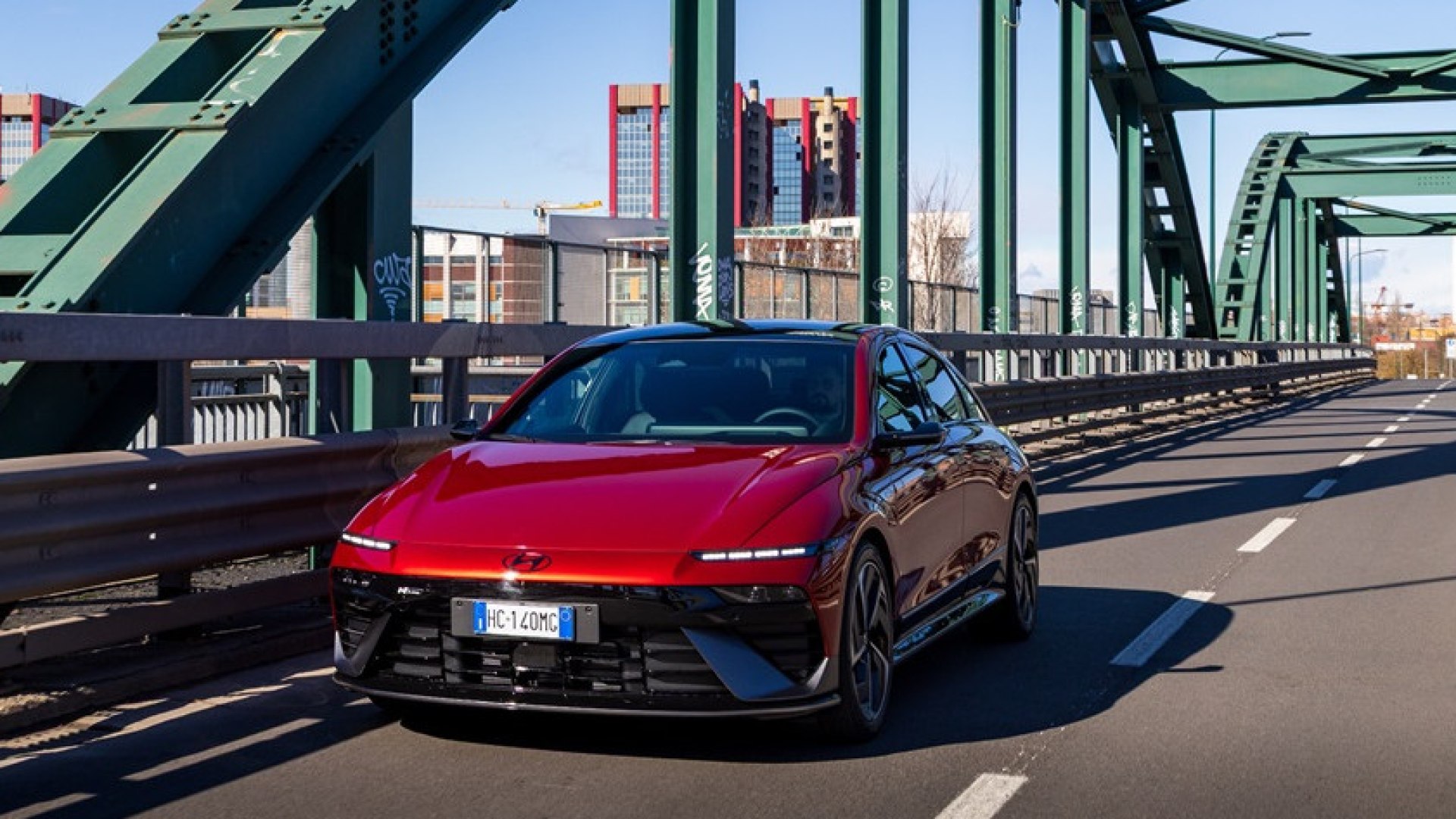 Auto elettrica Hyundai IONIQ 6 N Line con design streamliner, vista di profilo e frontale