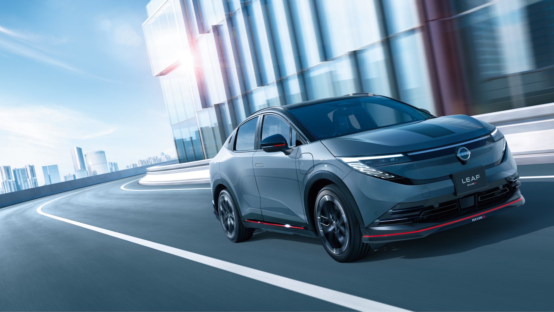 Nissan Leaf Nismo in versione crossover moderno, preparata dal reparto Nismo di Yokohama, su strada giapponese
