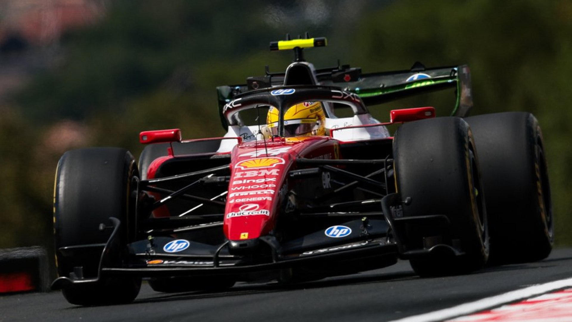 Due monoposto Ferrari rosse in pista all'Hungaroring, piloti in azione nelle sessioni libere