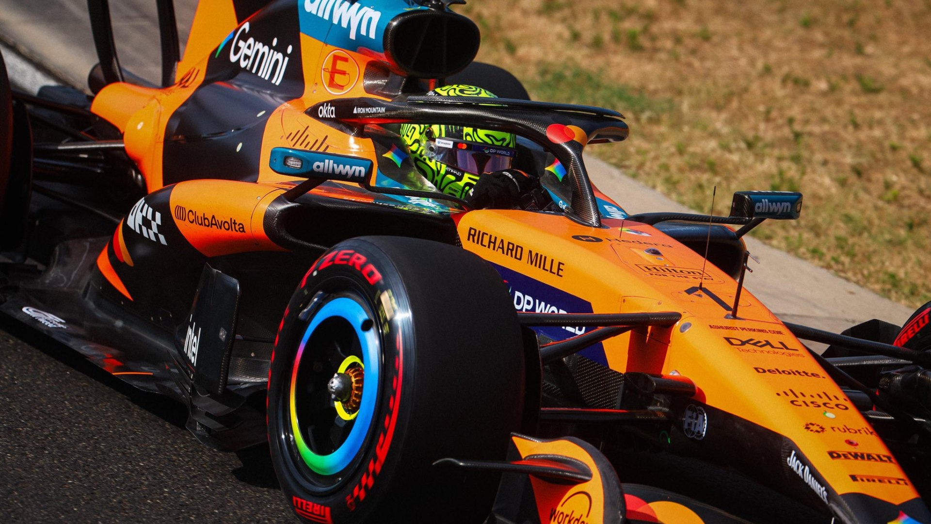 Circuito di Hungaroring in Ungheria, box McLaren e Mercedes, piloti in tuta da gara durante le qualifiche