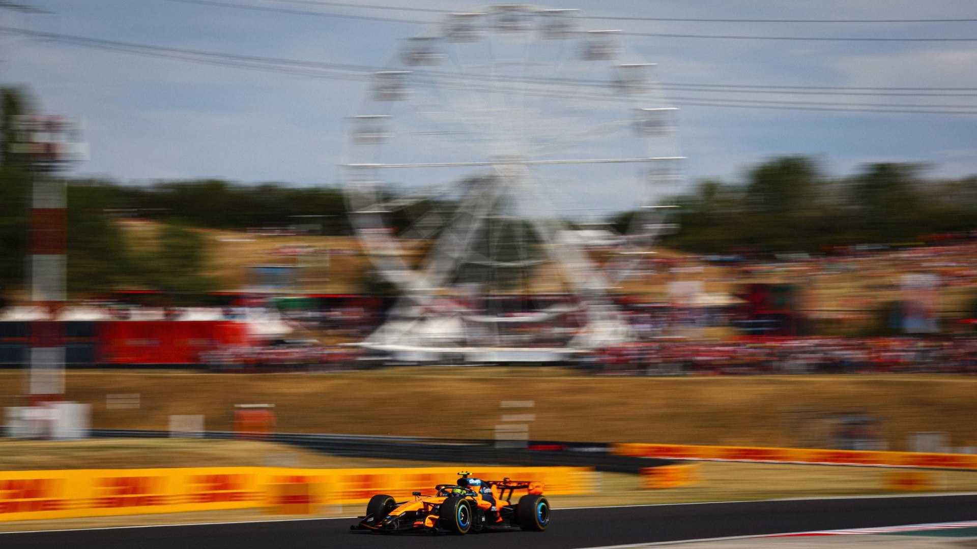 Pista da corsa con monoposto in gara, piloti in azione sul circuito dell'Hungaroring, immagine di approfondimento