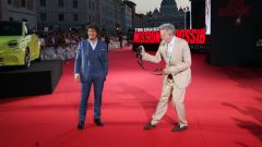 Tom Cruise insieme a nuova Abarth 500e alla première di Mission Impossible