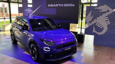 Abarth 600e: la Scoprionissima presentata durante l'incontro con la stampa specializzata