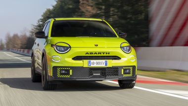 Abarth 600e: piacere di guida e performance da vera sportiva, ma a batterie