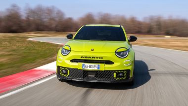 Abarth 600e: se prendete troppa confidenza, lei sa perdonare i vostri (piccoli) errori