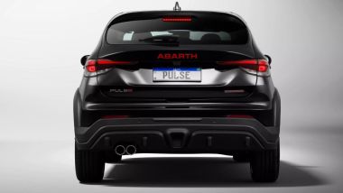 Abarth Pulse 2025: la coda con i fari orizzontali e il logo Abarth in vista sul portellone