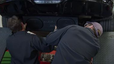 Active Performance Sound System Borla: il montaggio dell'amplificatore sul SUV