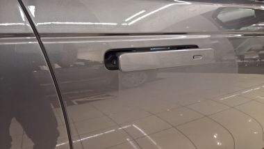 Addio alle maniglie a scomparsa. In Cina. Per adesso