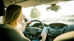 Cellulare alla guida: ti multa il Tutor anti smartphone