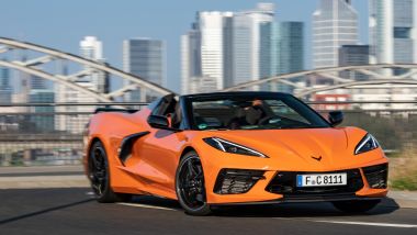 Al volante della Chevrolet Corvette C8 Stingray Convertible