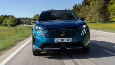 Al volante di Peugeot E-3008 325 Dual Motor: quale feeling?