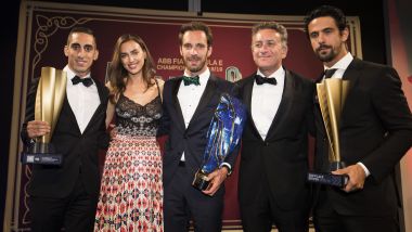 Alejandro Agag con Buemi, Vergne e Di Grassi alla cerimonia di premiazione Formula E 2019