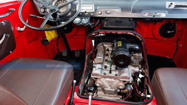 Alfa Romeo F12 Autodelta: interni con motore in vista