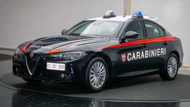 Alfa Romeo Giulia Radiomobile: la nuova Gazzella dei Carabinieri vista di 3/4 anteriore