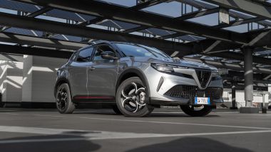 Alfa Romeo Junior Hybrid Speciale: una linea moderna e dinamica