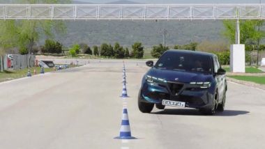 Alfa Romeo Junior Ibrida impegnata nel test di slalom