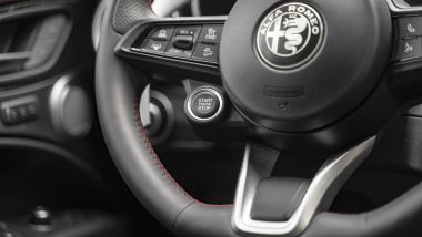Alfa Romeo Stelvio Estrema: il tasto di accensione sotto la razza sinistra