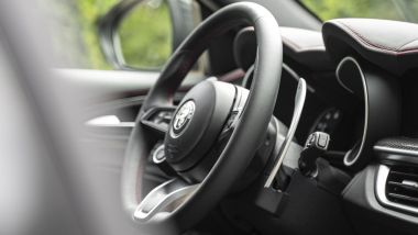 Alfa Romeo Stelvio Estrema: le palette per l'uso sequenziale del cambio automatico