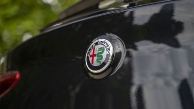 Alfa Romeo Stelvio Estrema: lo stemma sul portellone