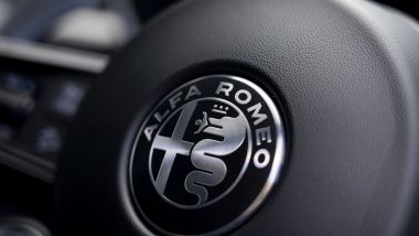 Alfa Romeo Stelvio Q4 Veloce, il logo Alfa sul volante