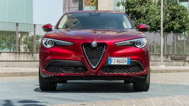 Alfa Romeo Stelvio Ti: il frontale aggressivo con i fari allo Xeno