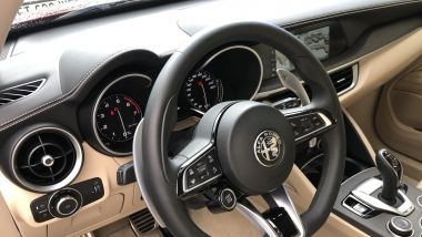 Alfa Romeo Stelvio Ti: plancia e interni dell'auto