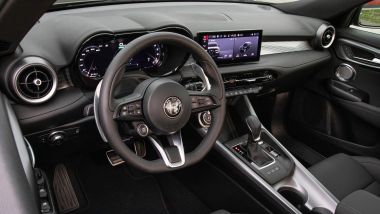 Alfa Romeo Tonale Plug-in Hybrid Q4, il volante con le palette in alluminio per comandare il cambio