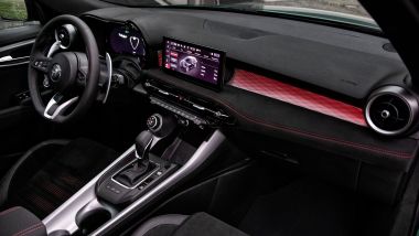 Alfa Romeo Tonale Plug-in Hybrid Q4, la plancia si illumina di luci colorate