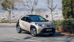 Al volante di Toyota Aygo X: la prova in video, interni, prezzi