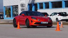 Video: Alpine A110 S sfida Tesla e Focus nel test dell'alce