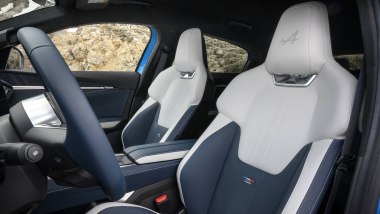 Alpine A390: sedili anatomici rivestiti in materiali pregiati e regolabili elettricamente